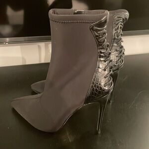 Black Heeled Boots with Stiletto Heel and Lace-Up Detail